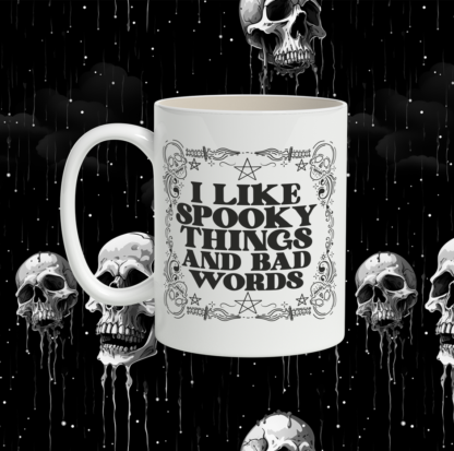 Taza con calaveras y frase con fondo de calaveras