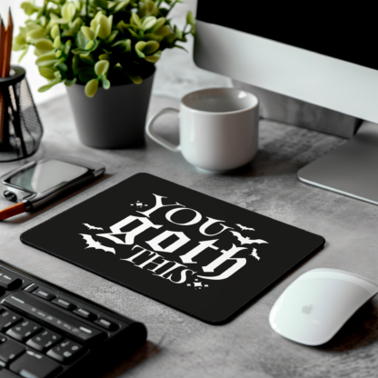 Mousepad negro con letras góticas
